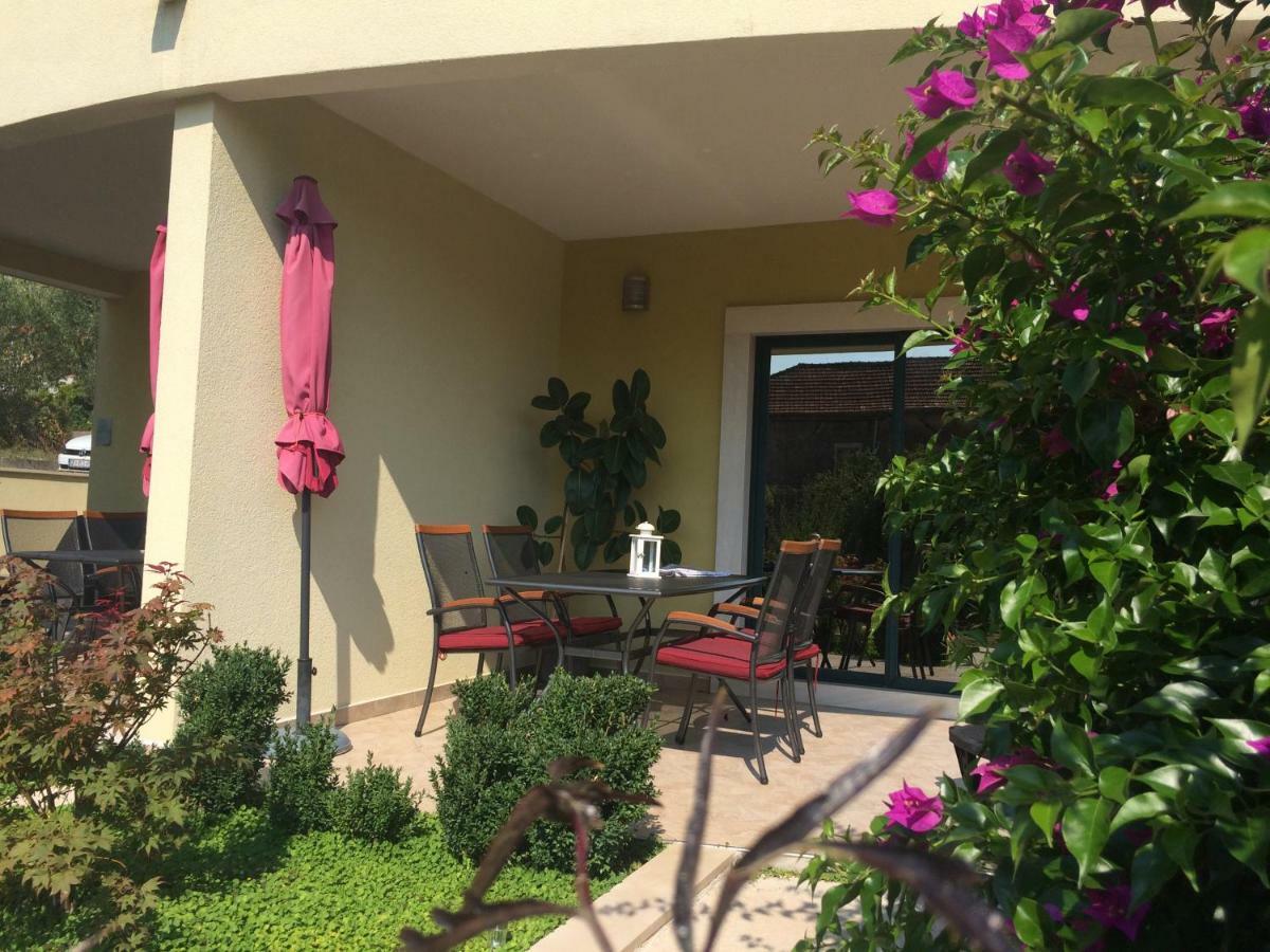 Apartmani Dora I Kati Оребич Экстерьер фото